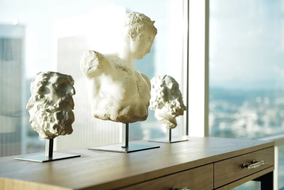 Minimalista művészeti tárgyak atelier enteriőrben